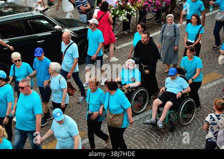 Padoue, Italie. 13 juin 2025. Un jour Anthony. La statue et les reliques du Saint en procession à travers les rues de la ville. Des milliers de pèlerins venaient du monde entier. Crédits : Ferdinando Piezzi/ Alamy Live News Banque D'Images