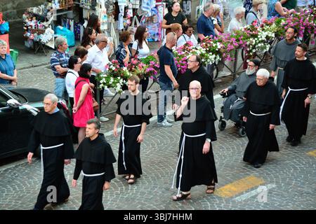 Padoue, Italie. 13 juin 2025. Un jour Anthony. La statue et les reliques du Saint en procession à travers les rues de la ville. Des milliers de pèlerins venaient du monde entier. Crédits : Ferdinando Piezzi/ Alamy Live News Banque D'Images