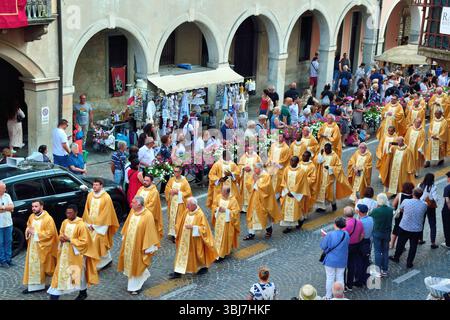Padoue, Italie. 13 juin 2025. Un jour Anthony. La statue et les reliques du Saint en procession à travers les rues de la ville. Des milliers de pèlerins venaient du monde entier. Crédits : Ferdinando Piezzi/ Alamy Live News Banque D'Images