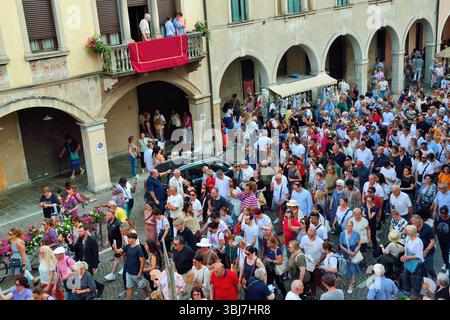 Padoue, Italie. 13 juin 2025. Un jour Anthony. La statue et les reliques du Saint en procession à travers les rues de la ville. Des milliers de pèlerins venaient du monde entier. Crédits : Ferdinando Piezzi/ Alamy Live News Banque D'Images
