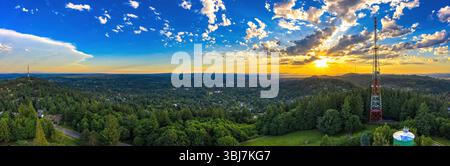 Portland, Oregon - 12 juin 2019 : une vue panoramique de la ville au coucher du soleil, mettant en valeur la végétation luxuriante et les tours emblématiques au sommet de Council Crest. Banque D'Images