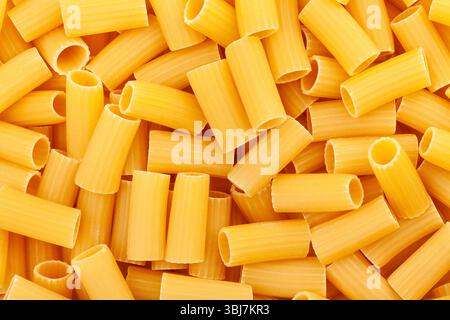 vue de dessus de l'arrière-plan de texture du motif pasta rigatoni Banque D'Images