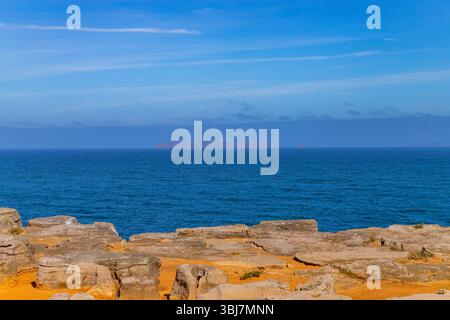 Île de Berlengas vue du Cap Cabo Carvoeiro à Peniche et des vagues de l'océan atlantique, au Portugal Banque D'Images