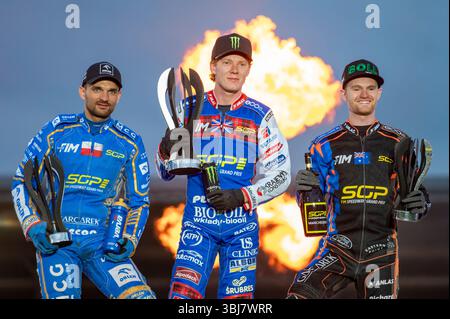 Dan Bewley de Grande-Bretagne célèbre sa victoire avec Bartosz Zmarzlik de Pologne et Brady Kurtz d'Australie lors du Grand Prix ATPI FIM Speedway de Grande-Bretagne 2025 au National Speedway Stadium de Manchester, Angleterre, Royaume-Uni le 13 juin 2025 (photo by Andrew SURMA/ Credit : Sipa USA/Alamy Live News Banque D'Images