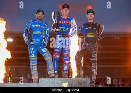 Dan Bewley de Grande-Bretagne célèbre sa victoire avec Bartosz Zmarzlik de Pologne et Brady Kurtz d'Australie lors du Grand Prix ATPI FIM Speedway de Grande-Bretagne 2025 au National Speedway Stadium de Manchester, Angleterre, Royaume-Uni le 13 juin 2025 (photo by Andrew SURMA/ Credit : Sipa USA/Alamy Live News Banque D'Images