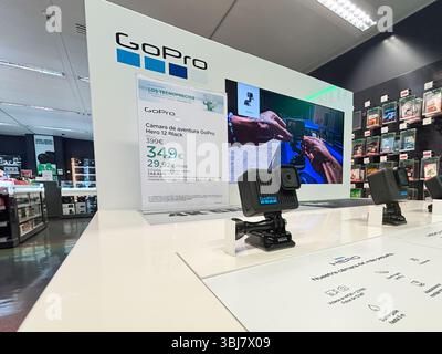 Alicante, Espagne - 11 juin 2025 : GoPro Hero 12 caméra noire affichée dans un magasin de détail avec signalisation promotionnelle et vitrine de produit dynamique Banque D'Images