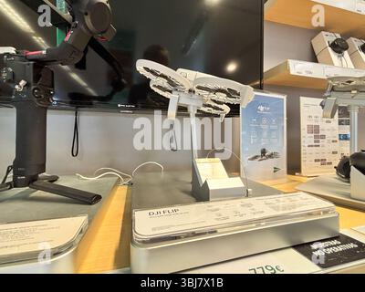 Alicante, Espagne - 11 juin 2025 : drone DJI Flip exposé dans un magasin d'électronique avec des accessoires, mettant en valeur une technologie innovante et un design moderne Banque D'Images