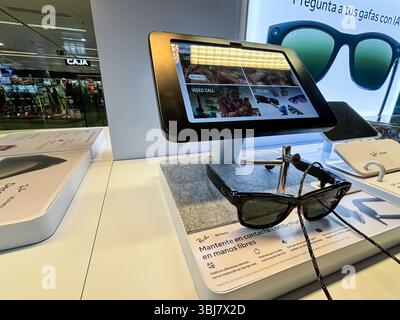 Alicante, Espagne - 11 juin 2025 : lunettes de soleil intelligentes affichées sur un comptoir avec écran tactile interactif présentant les caractéristiques et les avantages Banque D'Images