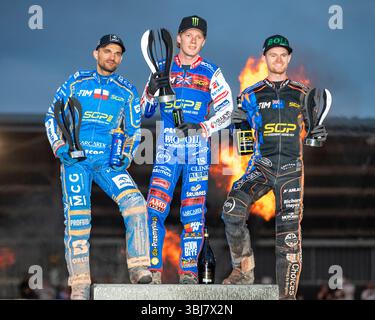 Dan Bewley de Grande-Bretagne célèbre sa victoire avec Bartosz Zmarzlik de Pologne et Brady Kurtz d'Australie lors du Grand Prix ATPI FIM Speedway de Grande-Bretagne 2025 au National Speedway Stadium de Manchester, Angleterre, Royaume-Uni le 13 juin 2025 (photo by Andrew SURMA/ Credit : Sipa USA/Alamy Live News Banque D'Images