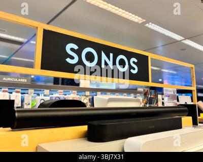 Alicante, Espagne - 11 juin 2025 : la barre de son Sonos est exposée bien en vue dans un magasin d'électronique, mettant en valeur un design élégant et une technologie moderne avec Banque D'Images