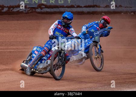 Dan Bewley de Grande-Bretagne (bleu) mène /Bartosz Zmarzlik de Pologne (rouge) dans la manche finale du Grand Prix ATPI FIM Speedway de Grande-Bretagne 2025 au National Speedway Stadium de Manchester, Angleterre, Royaume-Uni le 13 juin 2025 (photo by Andrew SURMA/ Credit : Sipa USA/Alamy Live News Banque D'Images