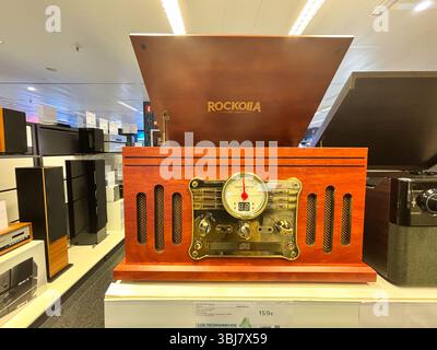 Alicante, Espagne - 11 juin 2025 : platine vinyle ROCKOIIA vintage avec un design rétro et des accents en laiton exposés dans un magasin d'électronique, mettant en vedette le classique Banque D'Images