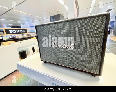 Alicante, Espagne - 11 juin 2025 : haut-parleur Marshall exposé en évidence dans un magasin d'électronique moderne, présentant un design élégant et un son de qualité Banque D'Images