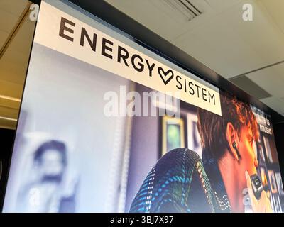 Alicante, Espagne - 11 juin 2025 : la marque Energy Sistem est bien en vue dans un cadre moderne, mettant en valeur une technologie innovante et un style de vie Banque D'Images