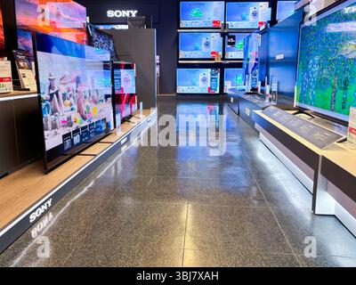 Alicante, Espagne - 11 juin 2025 : écran de télévision Sony dans un magasin d'électronique affichant des images éclatantes sur des écrans au sol poli réfléchissant Banque D'Images
