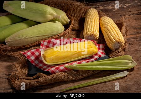 Plat brésilien typique pamonha de maïs dans la fête de juin Banque D'Images