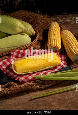 Plat brésilien typique pamonha de maïs dans la fête de juin Banque D'Images