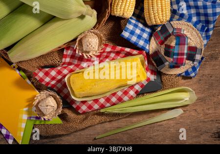 Plat brésilien typique pamonha de maïs dans la fête de juin ensemble, vue de dessus Banque D'Images