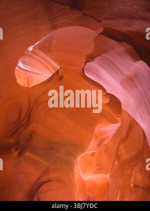 Le tracé des vagues le long des murs de grès du canyon Upper Antelope façonné par les vents et l'eau coulant à travers le canyon à fente de la nation Navajo, le 17 août 2004 à Lechee, Arizona. Banque D'Images