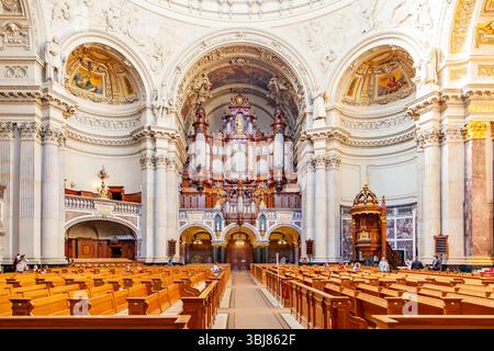 Berlin, Allemagne - 2 mai 2015 : les gens visitent le Berliner Dom de l'intérieur. Le dôme est la plus grande église de Berlin et le centre de protestand religi Banque D'Images