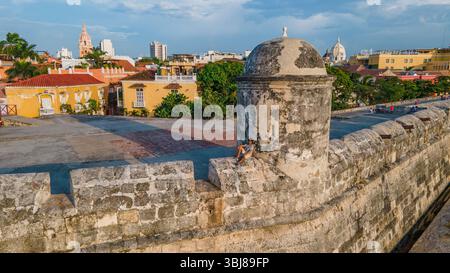 Une vue imprenable sur les fortifications historiques de Carthagène, mettant en valeur le mélange de l'architecture coloniale et de la vie urbaine dynamique. Banque D'Images