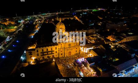 Vue aérienne du centre historique illuminé de Carthagène, mettant en valeur l'architecture étonnante et la vie nocturne animée. Banque D'Images