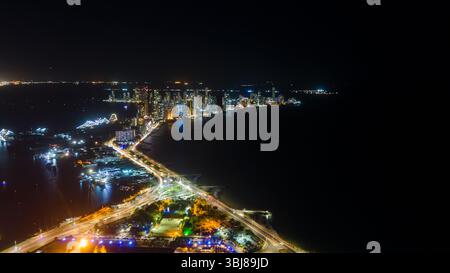 Superbe vue aérienne de Carthagène illuminée la nuit, avec des bâtiments modernes le long de la côte et des lumières vibrantes de la ville qui se reflètent sur l'eau. Banque D'Images