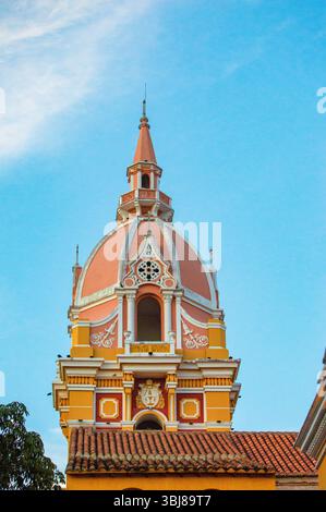 Vue imprenable sur un dôme historique orné de détails complexes, sur un ciel bleu clair à Carthagène, en Colombie. Banque D'Images