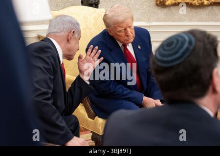 Le président AMÉRICAIN Donald Trump rencontre le premier ministre israélien Benjamin Netanyahu à la Maison Blanche le 7 avril 2025. (ÉTATS-UNIS) Banque D'Images