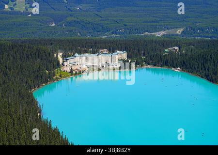 Vue aérienne du Fairmont Chateau Lake Louise, un hôtel de luxe aménagé au tournant du XXe siècle par le chemin de fer canadien Pacifique près de Banff, Banque D'Images