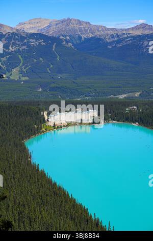 Vue aérienne du Fairmont Chateau Lake Louise, un hôtel de luxe aménagé au tournant du XXe siècle par le chemin de fer canadien Pacifique près de Banff, Banque D'Images