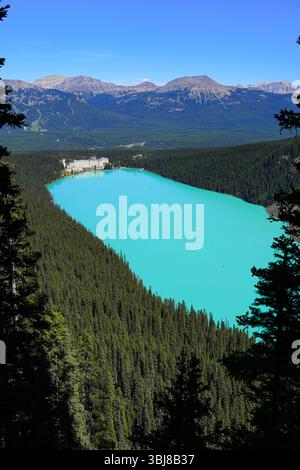 Vue aérienne du Fairmont Chateau Lake Louise, un hôtel de luxe aménagé au tournant du XXe siècle par le chemin de fer canadien Pacifique près de Banff, Banque D'Images