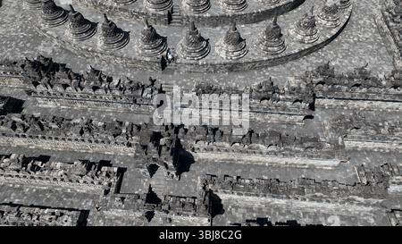 Une vue aérienne époustouflante révèle les couloirs géométriques et les terrasses complexes de Borobudur, le plus grand temple bouddhiste du monde, mettant en valeur son ancien temple Banque D'Images