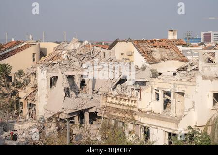 Rishon LeZion, Israël. 14 juin 2025. Bâtiments endommagés après qu'un missile iranien a frappé Rishon LeZion, tuant au moins deux personnes et en blessant plusieurs autres. Crédit : Ilia Yefimovich/dpa/Alamy Live News Banque D'Images