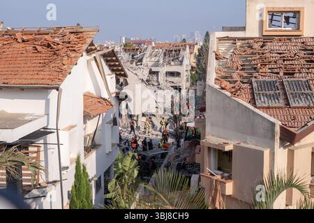 Rishon LeZion, Israël. 14 juin 2025. Bâtiments endommagés après qu'un missile iranien a frappé Rishon LeZion, tuant au moins deux personnes et en blessant plusieurs autres. Crédit : Ilia Yefimovich/dpa/Alamy Live News Banque D'Images