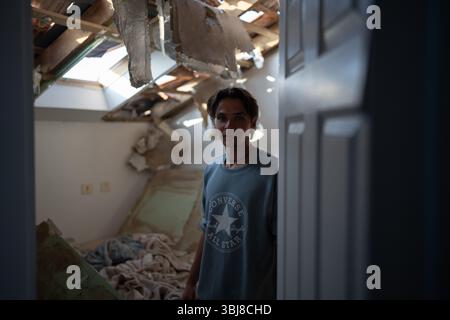 Rishon LeZion, Israël. 14 juin 2025. Un israélien photographié à l'intérieur de sa maison endommagée après qu'un missile iranien a frappé Rishon LeZion, tuant au moins deux personnes et en blessant plusieurs autres. Crédit : Ilia Yefimovich/dpa/Alamy Live News Banque D'Images