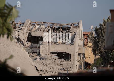 Rishon LeZion, Israël. 14 juin 2025. Bâtiments endommagés après qu'un missile iranien a frappé Rishon LeZion, tuant au moins deux personnes et en blessant plusieurs autres. Crédit : Ilia Yefimovich/dpa/Alamy Live News Banque D'Images