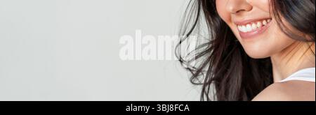 Gros plan de femme souriant avec des dents blanches parfaites Banque D'Images