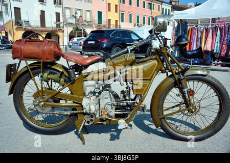 Padoue, Italie. La Moto Guzzi normale est la première moto construite en série par Moto Guzzi, produite de 1921 à 1924. Il contient les principales caractéristiques qui caractérisent de nombreux modèles Guzzi depuis plusieurs décennies. Banque D'Images