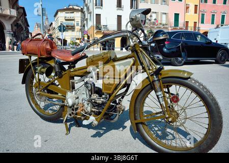 Padoue, Italie. La Moto Guzzi normale est la première moto construite en série par Moto Guzzi, produite de 1921 à 1924. Il contient les principales caractéristiques qui caractérisent de nombreux modèles Guzzi depuis plusieurs décennies. Banque D'Images