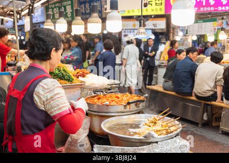 Stands de nourriture au marché de Gwangjang, Séoul, région métropolitaine de Séoul, Corée du Sud Banque D'Images