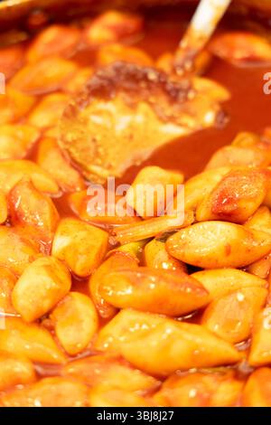 Tteokbokki (gâteaux de riz épicés) dans le marché de Gwangjang, Séoul, région métropolitaine de Séoul, Corée du Sud Banque D'Images