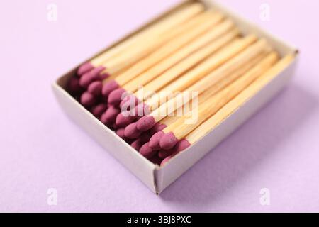 Correspond à une boîte ouverte sur fond violet, gros plan Banque D'Images