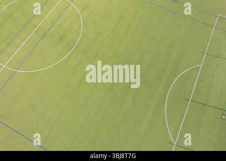 structure et précision en sport vue aérienne abstraite d'un terrain de football et de ses marquages, vue aérienne par drone Banque D'Images