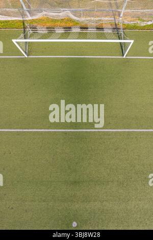 perspective aérienne d'un terrain de football moderne avec un but et des lignes blanches, vue aérienne de drone Banque D'Images