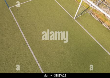 composition minimaliste d'un terrain de football astroturf vert avec but, vue aérienne drone Banque D'Images