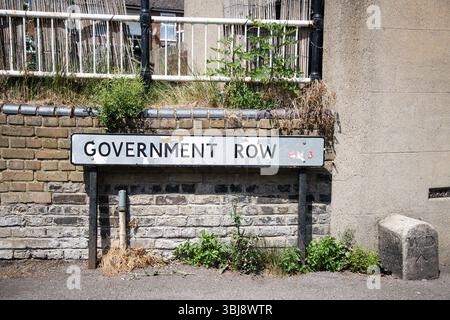 Panneau de rue pour Government Row à Enfield Island Village, Londres, monté sur un mur de briques dans un quartier résidentiel. Banque D'Images