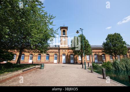 Une vue de la tour de l'horloge debout à côté du RSA Island Centre dans Enfield Island Village, mettant en valeur un mélange d'histoire et de spa communautaire moderne Banque D'Images