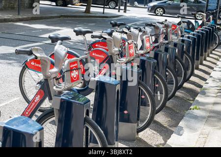 Londres, Royaume-Uni - 2 juin 2025 : vélos électriques garés pour être loués à Londres. Banque D'Images
