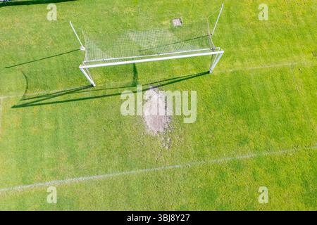 vue aérienne par drone d'un but de football usé sur un terrain en gazon naturel Banque D'Images